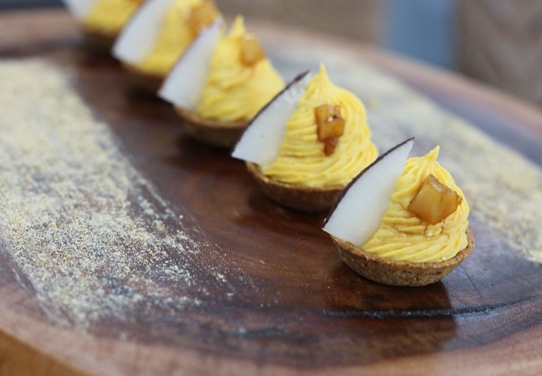 Receita: Kuiabati (Tartelete de fubá com creme de milho e fitas de coco glaçadas com rapadura)