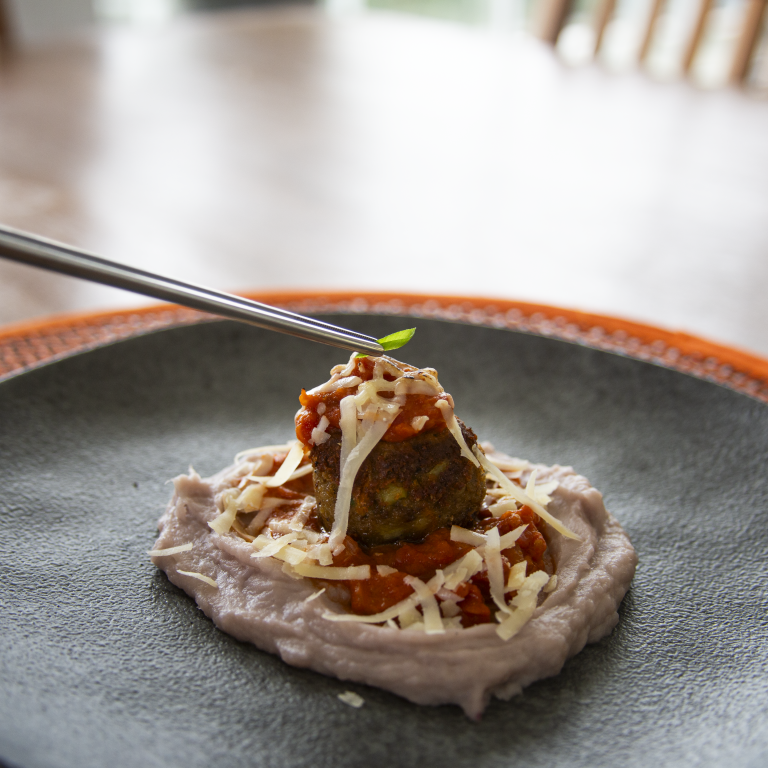 Receita: Capitão da Terra (Polpetone de feijão de corda com vegetais, servido com molho de tomate e bertalha, servido com cama de purê de batata doce)