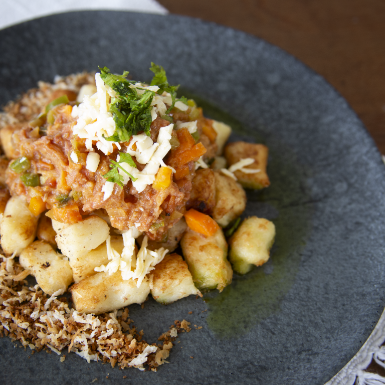 Receita: Odisseia Nordestina – Entre Serra e Sertão (Ragu de jaca, nhoque de macaxeira, acompanhada de crocante de coco e azeite de panc’s